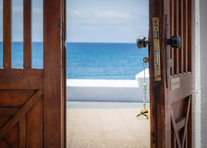 Apartment El Nido Seafront Hideaway By Bayside Playa Honda (Lanzarote)